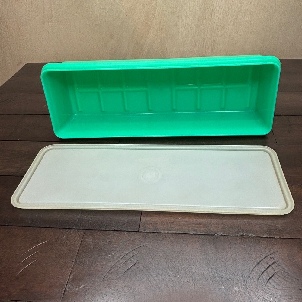 Tupperware Celery Keeper Vintage‎ Jadeite Green with lid that seals - no insert